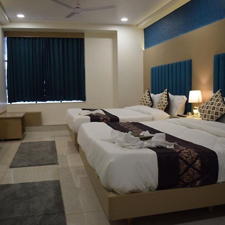 Hotel Royal Square กันตินาการ์ ภายนอก รูปภาพ