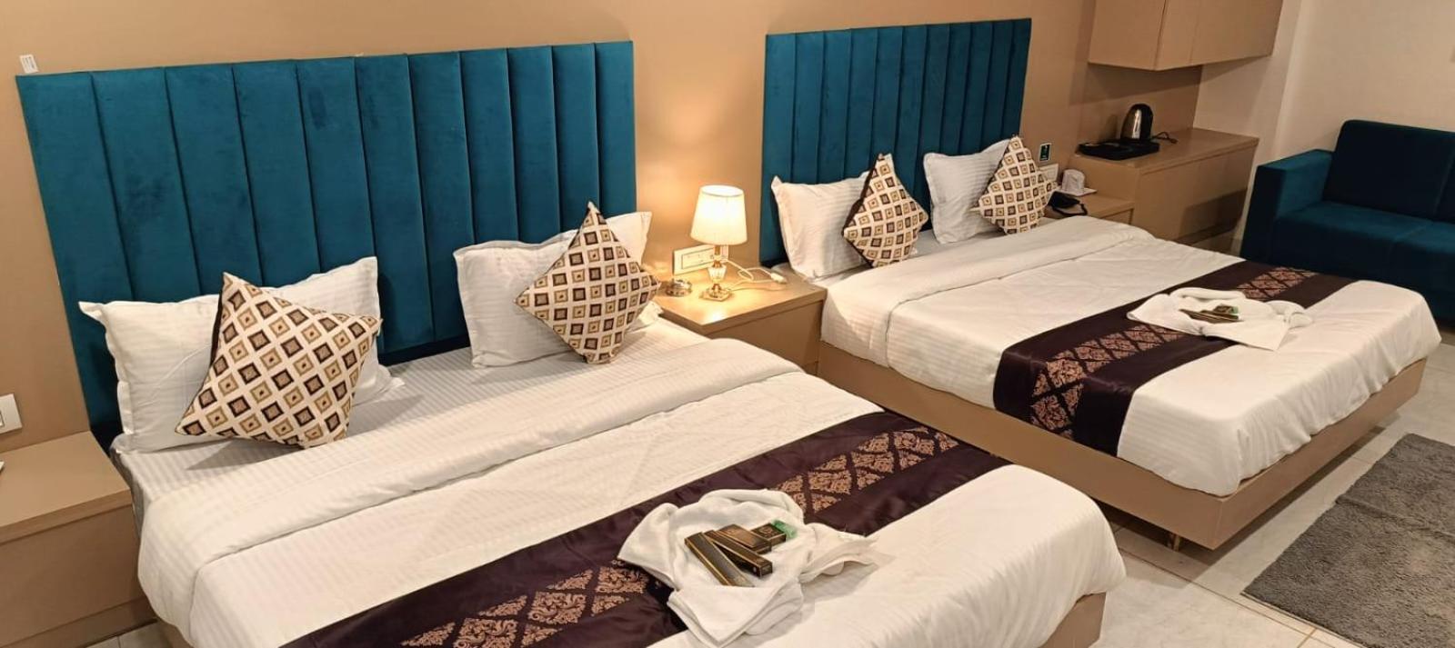 Hotel Royal Square กันตินาการ์ ภายนอก รูปภาพ