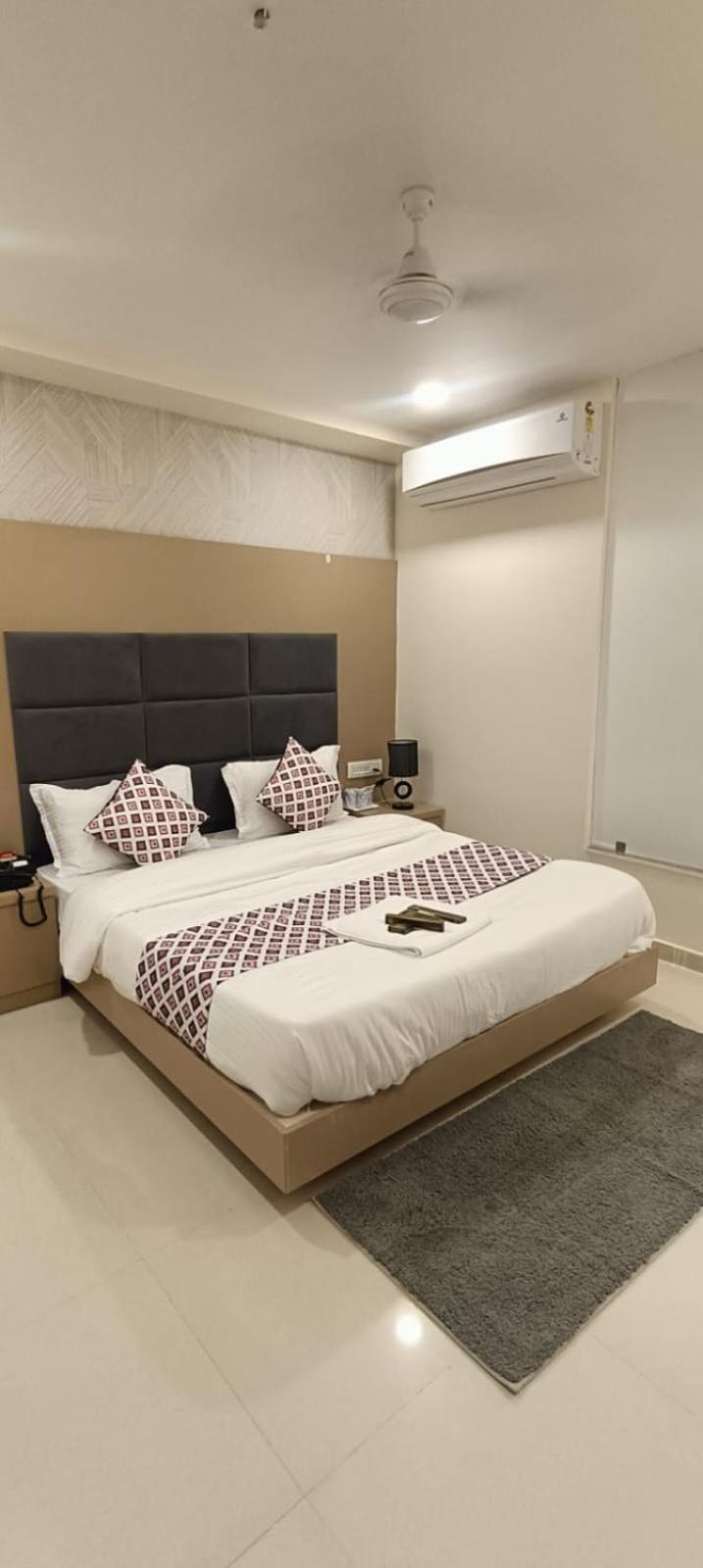 Hotel Royal Square กันตินาการ์ ภายนอก รูปภาพ