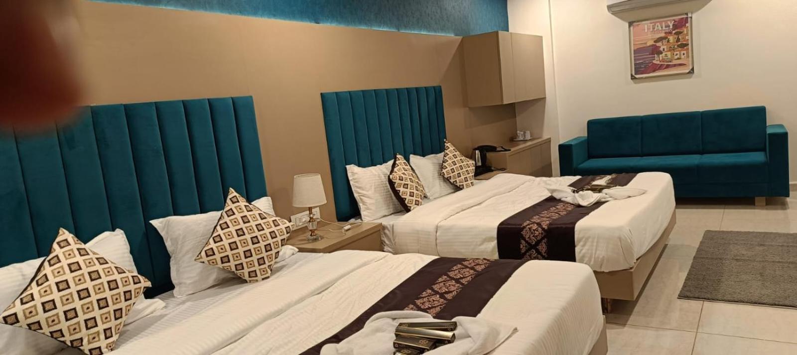 Hotel Royal Square กันตินาการ์ ภายนอก รูปภาพ