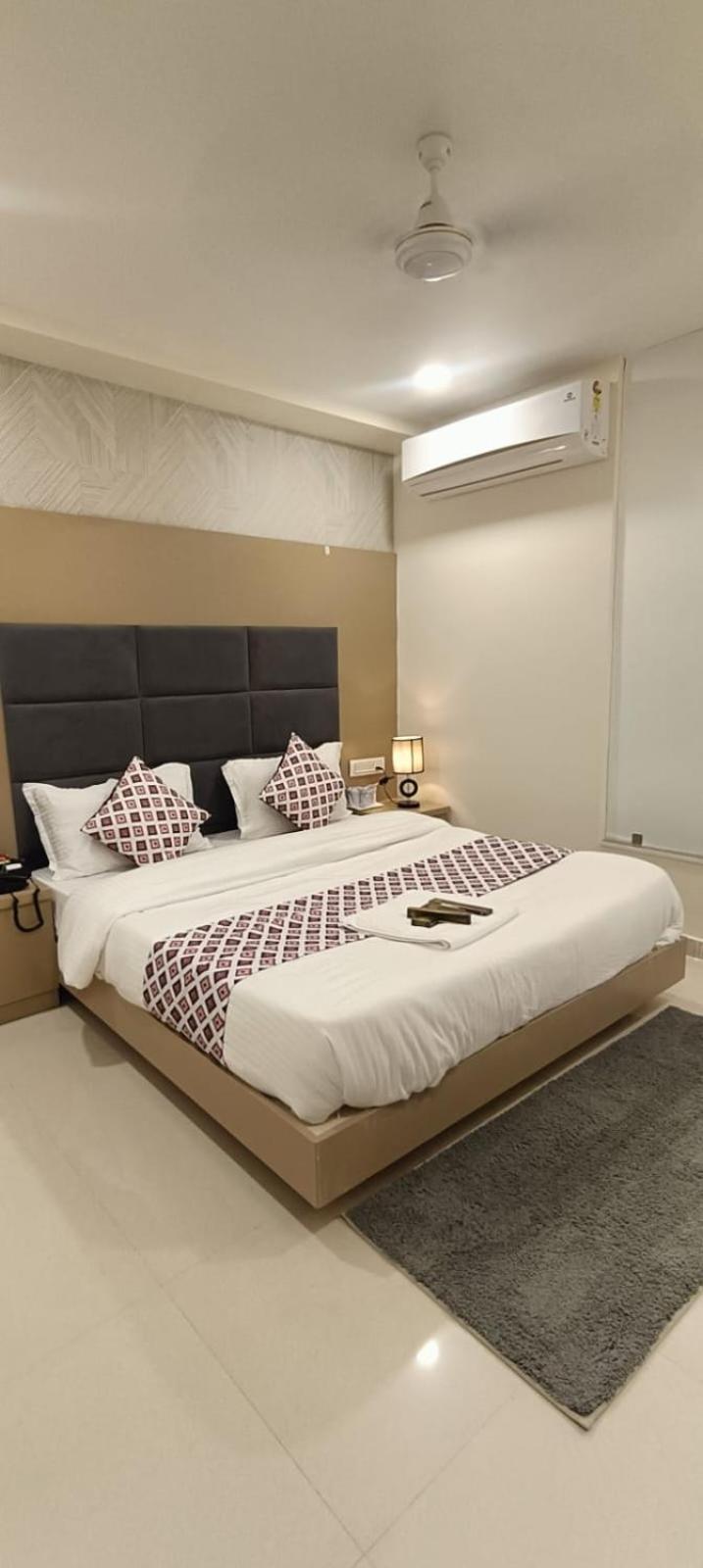 Hotel Royal Square กันตินาการ์ ภายนอก รูปภาพ